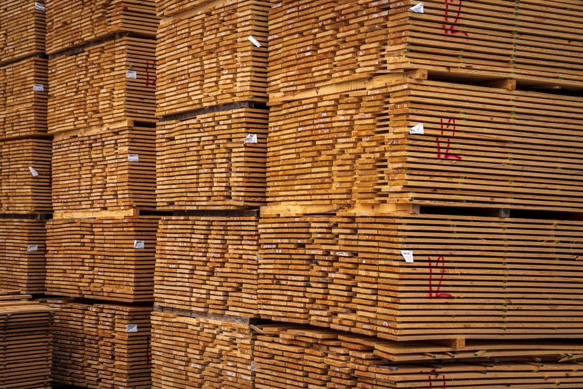 Planchas de madera apiladas en un almacén industrial