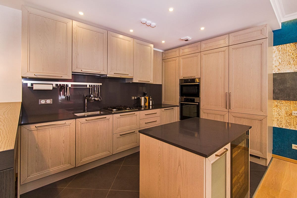Cocina contemporánea con mobiliario de acabado madera